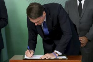 Bolsonaro sanciona empréstimo consignado do Auxílio Brasil